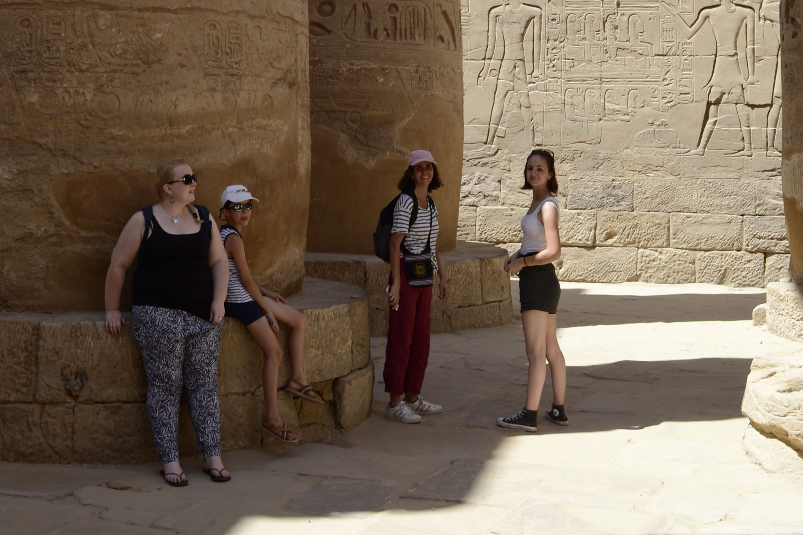 Famille dans temple en Egypte