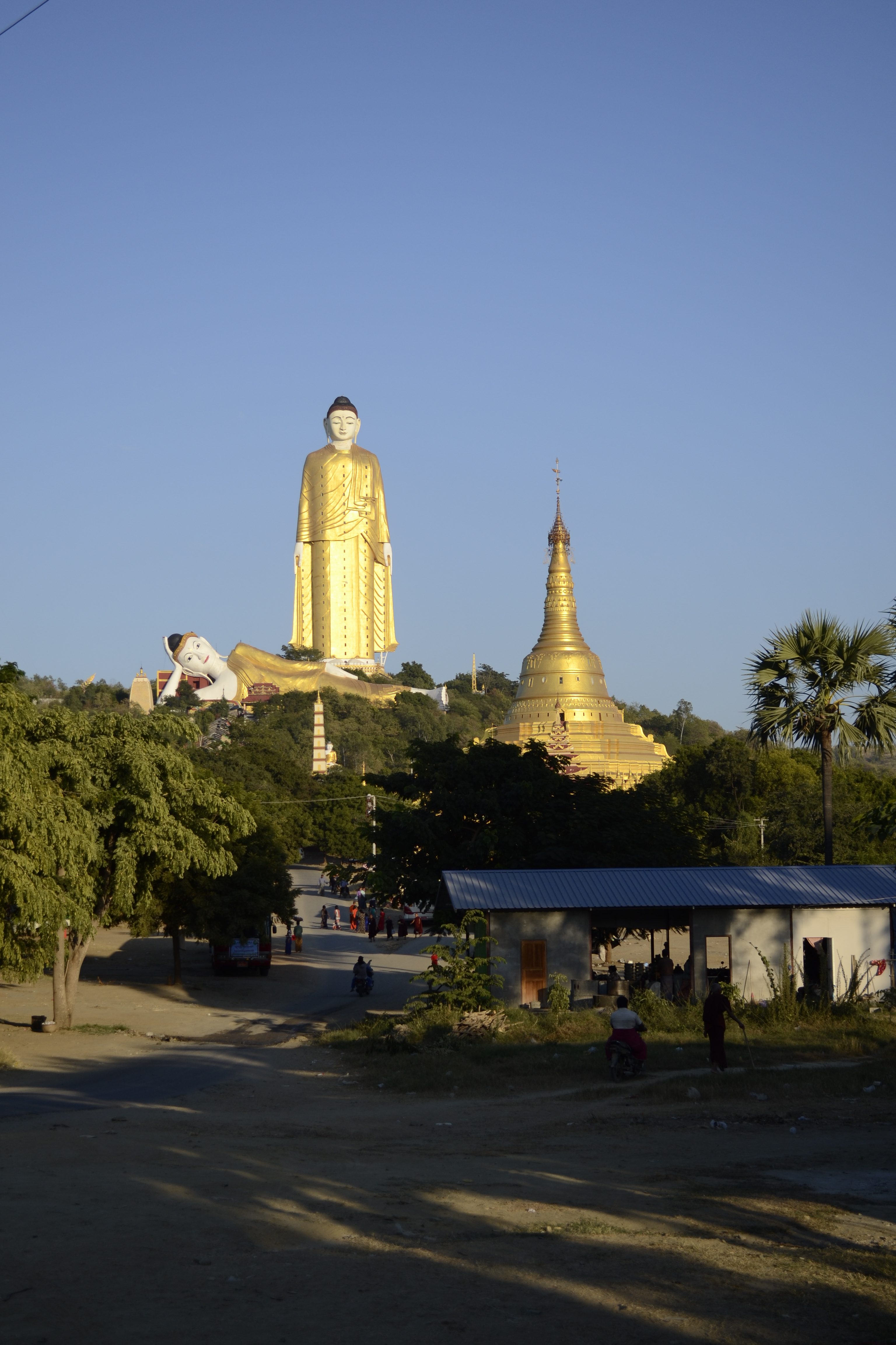 Zoomer sur l'image : Laykyun Setkyar Standing Buddha