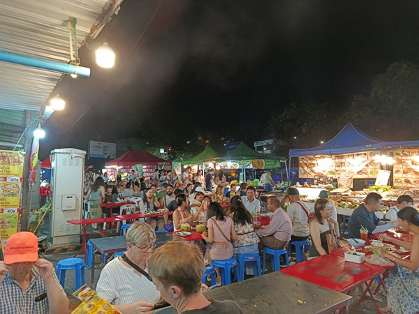 Zoomer sur l'image : Marché de nuit à Chiang Mai