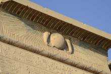 Disque solaire ailé symbole du dieu Horus avec Uraeus cobra verticale stylisée